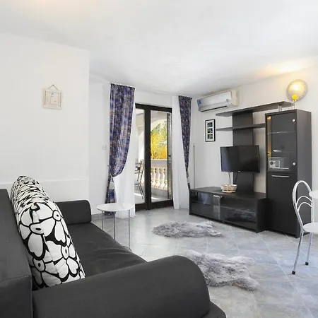 Apartments By The Sea Okrug Gornji, Ciovo - 8625